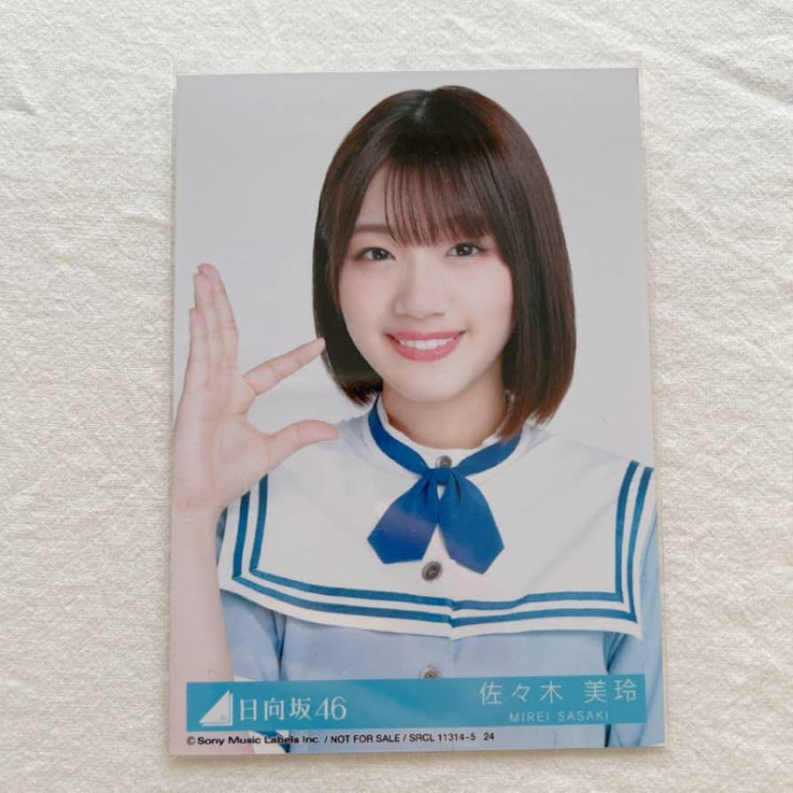日向坂46 生写真　佐々木美玲 日向坂46佐々木美玲、波と戯れる大人なドレス姿 1st写真集先行